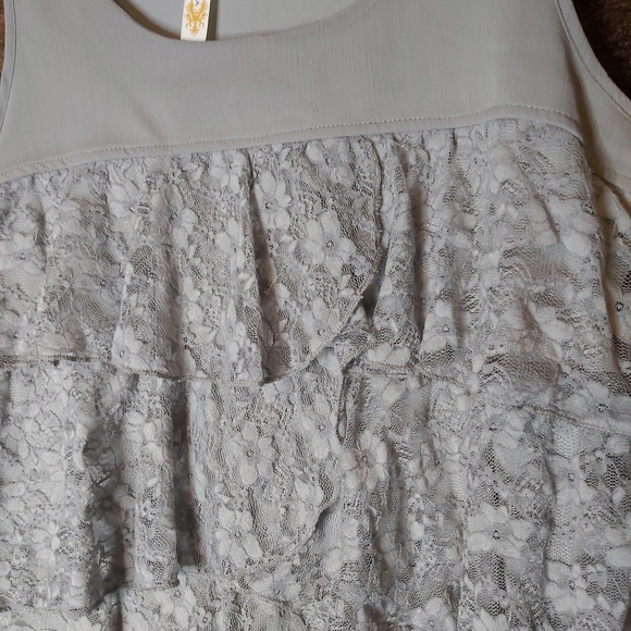 Little lace gray top.. sleeveless and perfect fit for jeans day - Picture 5 of 11
